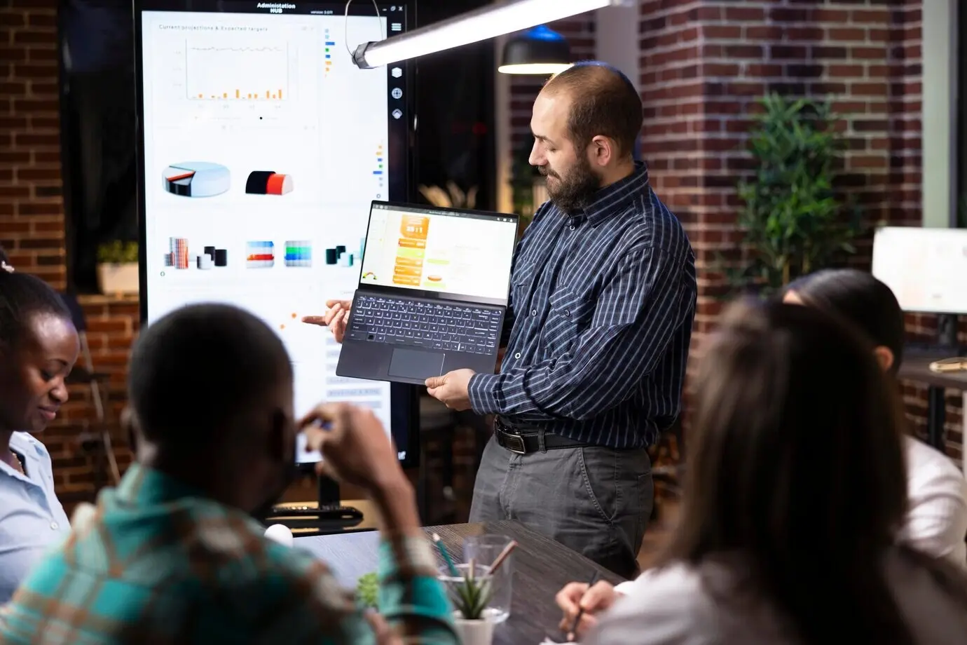 Консультант-мужчина представляет бизнес-аналитику.